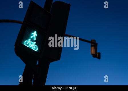 Feu de circulation en vert pour les piétons et cyclistes, à la figure d'un cycliste. Arrière-plan de nuit pour le concept de freeway et permission de conti Banque D'Images