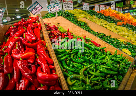 Une grande variété de poivrons, dont l'Italien Poivrons et piments, sont affichées à l'autoroute Buford Farmers Market à Doraville, Géorgie. Banque D'Images