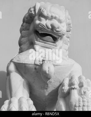 Un lion gardien chinois, également connu sous le nom de chiens shishi ou foo, flanque l'entrée de la Hip Sing Association d'Atlanta à Doraville, en Géorgie. Banque D'Images