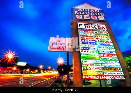 Le trafic passe place asiatique à Doraville, Géorgie, Mai 29, 2014. La ville a été constituée en 1871 pour répondre aux besoins de la communauté agricole. Banque D'Images