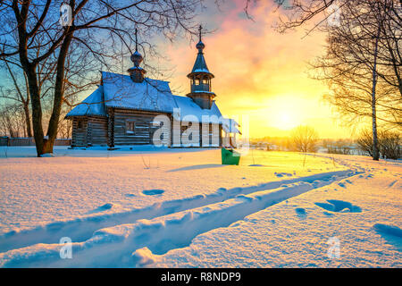L'église russe dans la forêt d'hiver Banque D'Images