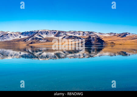 Reflet de la belle montagne à l'automne sur l'eau cristalline de l'eau froide dans le lac Tolbo près de Ulgii dans l'ouest de la Mongolie Banque D'Images