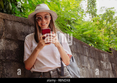 Jolie jeune femme à lunettes près de plantes Banque D'Images