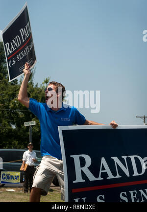 Les chants qu'il lance Wheeler détient des pancartes soutenant le candidat républicain Sénat Paul Rand au Fancy Farm picnic dans fantaisie ferme, Kentucky. Banque D'Images