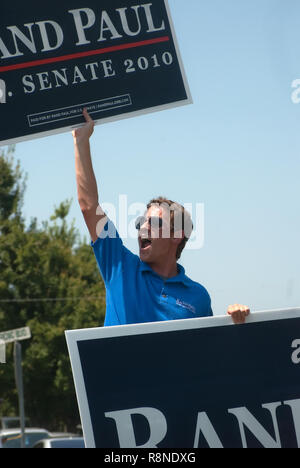 Les chants qu'il lance Wheeler détient des pancartes soutenant le candidat républicain Sénat Paul Rand au Fancy Farm picnic dans fantaisie ferme, Kentucky. Banque D'Images