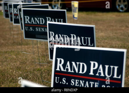 Panneaux de campagne des candidats du Sénat républicain Rand Paul dot la pelouse le 7 août 2010 à la ferme de fantaisie fantaisie en pique-nique ferme, Kentucky. Banque D'Images