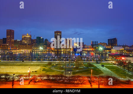 Vue sur les toits de Baltimore Inner Harbor et de Federal Hill au crépuscule Banque D'Images