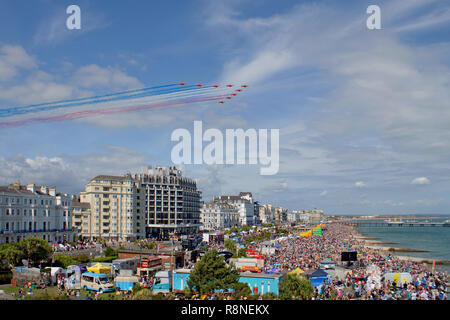 Avec beaucoup d'anticipation les flèches rouges arrivent sur la foule sur le front de mer d'Eastbourne de commencer leur affichage pour l'International Air Show 2018 Banque D'Images