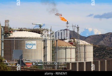 La raffinerie de pétrole de Carthagène, en Espagne. Voici trois des réservoirs de stockage et d'une torchère brûle du gaz. 10/14/2014. Banque D'Images