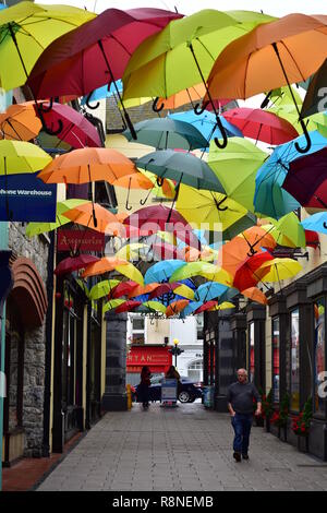 Plafond de parasols colorés en face de l'entrée de marché Cross Shopping Centre à Kilkenny. Banque D'Images