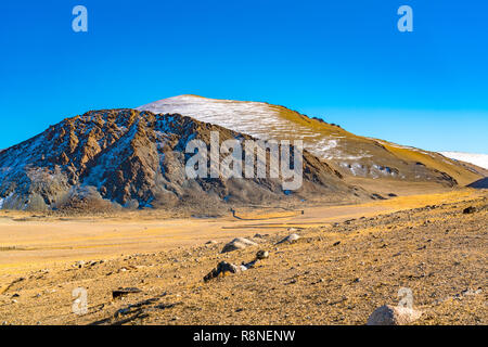 Paysage de l'ouest de la Mongolie à l'automne, avec la haute montagne et ciel bleu près de Ulgii Banque D'Images