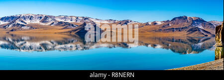 Vue panoramique sur le magnifique lac Tolbo en automne à Ulgii dans l'ouest de la Mongolie Banque D'Images