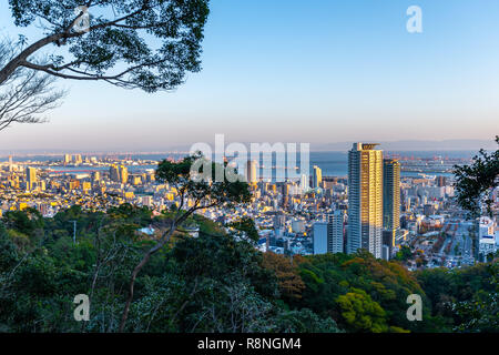 Magnifique coucher de soleil vue panoramique vue aérienne de la ville de Kobe, Japon Banque D'Images