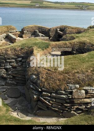 Skara Brae ancien village situé sur les îles Orkney. Sur le chemin de Kirkwall nous nous sommes arrêtés à l'anneau de pierre appelé Shetlands. Banque D'Images