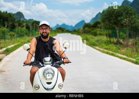Meilleur mâle équitation moto sur voyage en Asie Banque D'Images
