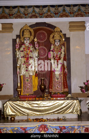 Des statues de Dieu et déesse Lakshmi et Narayana au temple de bira, Delhi, Inde Banque D'Images