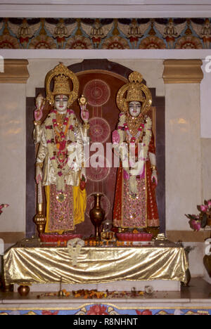 Des statues de Dieu et déesse Lakshmi et Narayana dans dwarka temple, Gujarat, Inde Banque D'Images