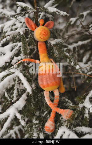 Moscow, Russie - le 16 décembre 2018 : l'image d'illustration. Girafe au repos toy tricotés dans la technique de tricotage amigurumi Banque D'Images