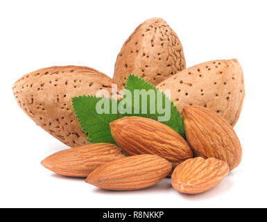 Amandes dans leur peau et décortiquées avec feuille isolé sur fond blanc Banque D'Images