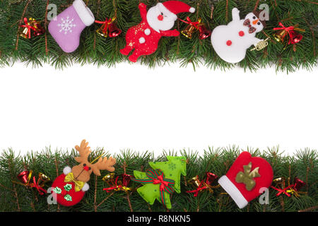 Cadre de noël faites de branches de sapin décoré avec des cloches Bonhomme et le Père Noël isolé sur fond blanc Banque D'Images