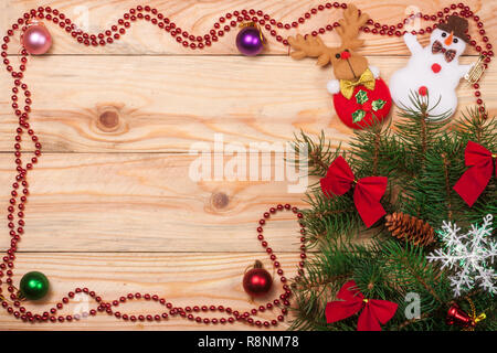 Branches de sapin de Noël décoré de trame sur un fond de bois Banque D'Images
