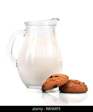 Pichet de lait avec biscuits isolé sur fond blanc Banque D'Images