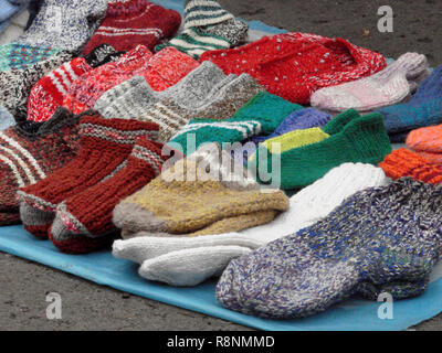 Chaussettes tricotées à la main sur le marché pour la vente. Selective focus Banque D'Images