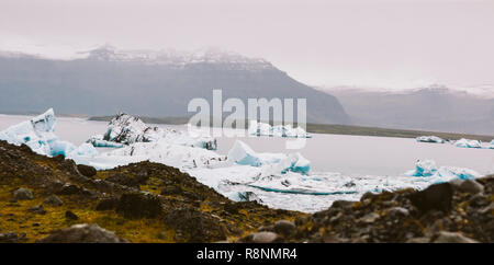 Gros icebergs détachés de la langue d'un glacier d'atteindre la côte, en Islande, paradis des aventuriers. Banque D'Images