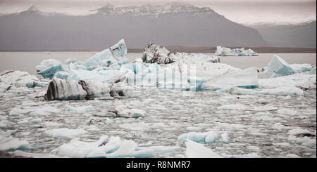 Gros icebergs détachés de la langue d'un glacier d'atteindre la côte, en Islande, paradis des aventuriers. Banque D'Images