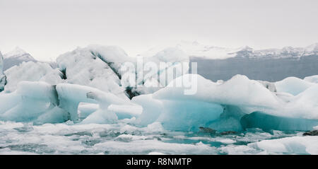 Gros icebergs détachés de la langue d'un glacier d'atteindre la côte, en Islande, paradis des aventuriers. Banque D'Images