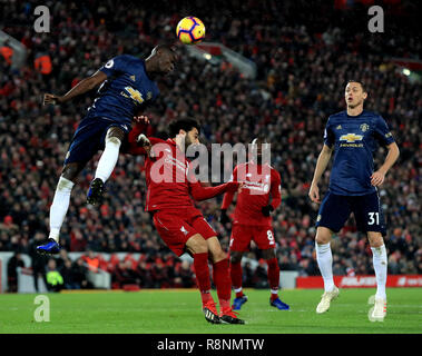 Manchester United, Eric Bailly (à gauche) et de Liverpool, Mohamed Salah (centre) bataille pour la balle durant le premier match de championnat à Anfield, Liverpool. Banque D'Images