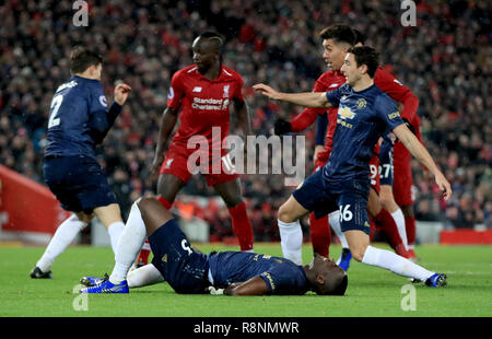 Manchester United, Eric Bailly (centre) se trouve blessé sur le terrain au cours de la Premier League match à Anfield, Liverpool. Banque D'Images