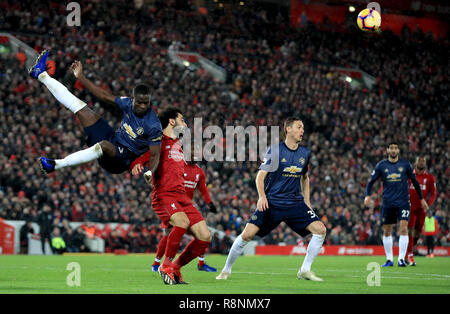 Manchester United, Eric Bailly (à gauche) et de Liverpool, Mohamed Salah (centre) bataille pour la balle durant le premier match de championnat à Anfield, Liverpool. Banque D'Images