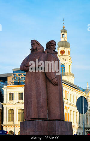 Riga, Lettonie - Décembre 27, 2017 : statue communiste de fusiliers en place de l'hôtel de ville de Riga en Lettonie. Banque D'Images