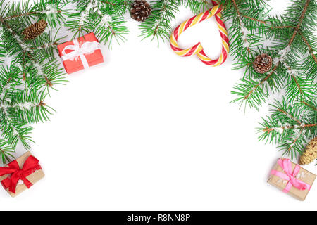 Cadre de Noël de sapin branche avec des cannes de bonbon et boîtes isolé sur fond blanc avec l'exemplaire de l'espace pour votre texte Banque D'Images