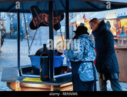 Riga, Lettonie - 28 décembre 2017 : vin chaud dans un pot sur le marché de Noël sur la place du Dôme à la vieille ville de Riga en Lettonie d'hiver. Banque D'Images