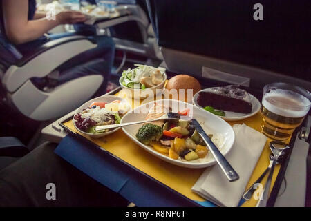 Consomme des aliments de passagers à bord de l'avion Banque D'Images