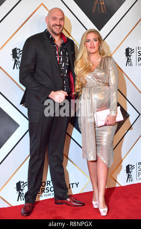 Tyson Fury et femme Paris pendant le tapis rouge arrivés pour la BBC Sports Personality of the Year 2018 au Vox à Resorts World Birmingham. Banque D'Images