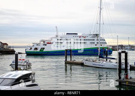 L'énergie hybride Wightlink ferry 'Victoria de Wight' entrant dans le port de Portsmouth sur un jour hivers Portsmouth Hampshire England UK Banque D'Images