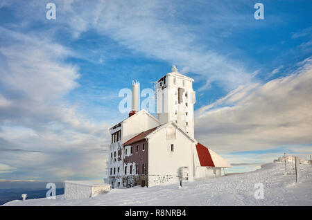 Sniezne Kotly mât de radio et de télévision des capacités au coucher du soleil, le Parc National de Karkonosze, Pologne. Banque D'Images