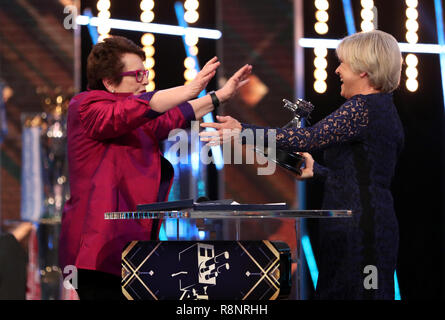 Billie Jean King reçoit sa vie temps Achievement Award de Sue Barker au cours de la BBC Sports Personality of the Year 2018 à Birmingham Arena de Genting. Banque D'Images