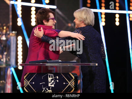 Billie Jean King reçoit sa vie temps Achievement Award de Sue Barker au cours de la BBC Sports Personality of the Year 2018 à Birmingham Arena de Genting. Banque D'Images
