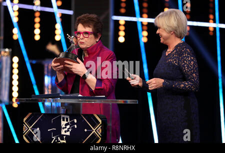 Billie Jean King reçoit sa vie temps Achievement Award de Sue Barker au cours de la BBC Sports Personality of the Year 2018 à Birmingham Arena de Genting. Banque D'Images