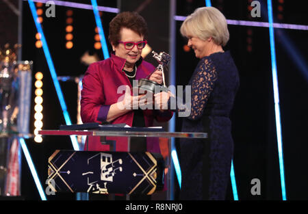 Billie Jean King reçoit sa vie temps Achievement Award de Sue Barker au cours de la BBC Sports Personality of the Year 2018 à Birmingham Arena de Genting. Banque D'Images