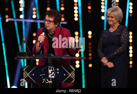 Billie Jean King reçoit sa vie temps Achievement Award de Sue Barker au cours de la BBC Sports Personality of the Year 2018 à Birmingham Arena de Genting. Banque D'Images