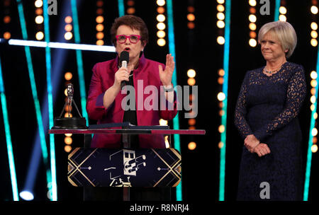Billie Jean King reçoit sa vie temps Achievement Award de Sue Barker au cours de la BBC Sports Personality of the Year 2018 à Birmingham Arena de Genting. Banque D'Images