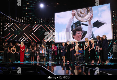 Billie Jean King reçoit son prix de réalisation de temps de la vie au cours de la BBC Sports Personality of the Year 2018 à Birmingham Arena de Genting. Banque D'Images