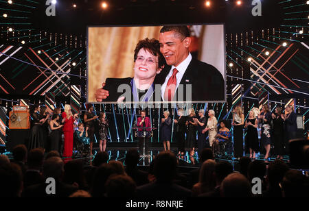 Billie Jean King reçoit son prix de réalisation de temps de la vie au cours de la BBC Sports Personality of the Year 2018 à Birmingham Arena de Genting. Banque D'Images