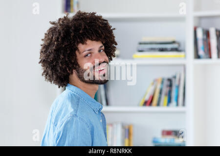 Laughing Man hipster cheveux avec piscine à la maison Banque D'Images