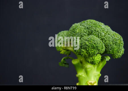 Deux têtes de salade saine. brocoli vert frais. vue horizontale de légumes vert fleur. régime alimentaire sain. Banque D'Images